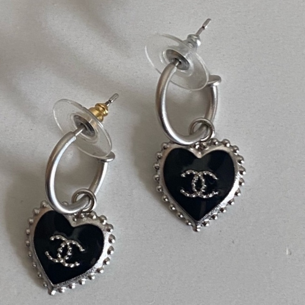 In search of: these CHANEL earrings have a sentimental value to me